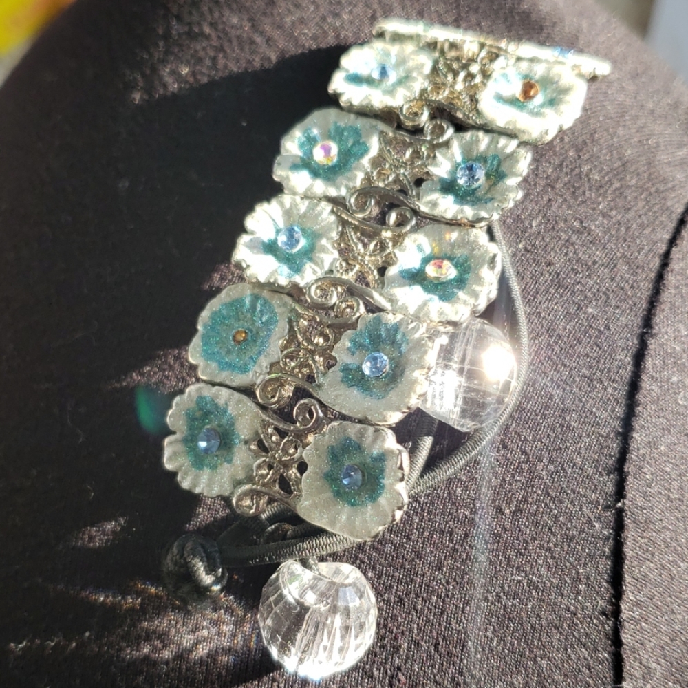 Two x Crystal Rhinestones Flower hand accessories